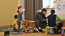 Ukrajinské d�ti trávily �as v d�tském koutku, ne� jejich matky vy�ídily...