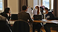 Ukrajin�tí uprchlíci vy�izují pot�ebné nále�itosti v pardubické reálce. (3....