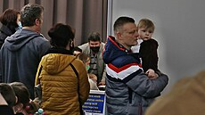 Ukrajin�tí uprchlíci vy�izují pot�ebné nále�itosti v pardubické reálce. (3....