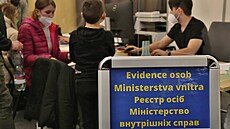 Ukrajinci v novém asisten�ním centru v pardubické Reálce vypl�ují nejd�íve...