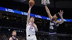 Vít Krej�í (27) z Oklahoma City Thunder zakon�uje na ko� Sacramento Kings....