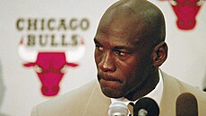 Michael Jordan z Chicago Bulls oznamuje v íjnu 1993 první odchod z NBA.