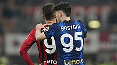 Alessandro Bastoni z Interu Milán projevuje náklonnost k Olivieru Giroudovi z...