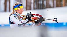 Lucie Charvátová bhem tafetového závodu v Kontiolahti