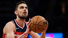 Tomá� Satoranský p�i trestných hodech, znovu se ocitl v dresu Washingtonu.