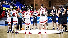 Basketbalisté Prometeje (v bílém) a Kluže drží před zápasem Ligy mistrů minutu...