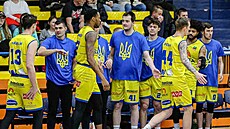 Ústetí basketbalisté nastupují k ligovému zápasu, podpoili Ukrajinu.