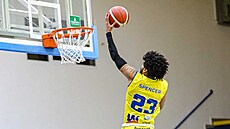 Ústecký basketbalista Delano Spencer (ve lutém) zakonuje na opavský ko.