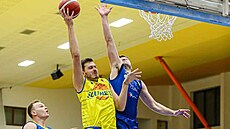 Ústecký basketbalista Dalibor Fait (ve lutém) zakonuje na opavský ko.