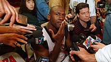 Michael Jordan z Chicago Bulls �elí po tréninku zájmu noviná��. Rok 1996.