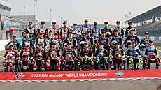 Společná fotografie jezdců kubatury Moto2 na prahu sezony v Kataru