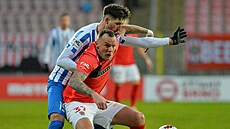 Jakub ezníek (dole) ze Zbrojovky Brno si kryje mí v zápase s Prostjovem.