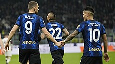 Edin Džeko a Lautaro Martinez z Interu Milán oslavují gól.
