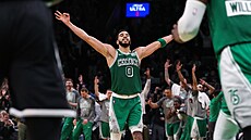 Jayson Tatum z Boston Celtics slaví svou tíbodovou trefu.