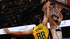 Tomá Satoranský z Washington Wizards smeuje do koe Indiana Pacers, o blok se...