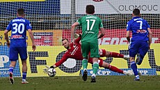 Roman Vale� z Bohemians chytá penaltu v zápase s Olomoucí.