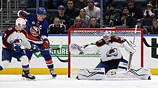 Pavel Francouz z Colorado Avalanche zasahuje v zápase s New York Islanders, o...