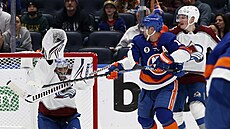 Pavel Francouz z Colorado Avalanche zasahuje v zápase s New York Islanders, o...