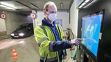 Technik se�izuje nový systém pro odbavení klient� parkovacího domu Rychtá�ka v...