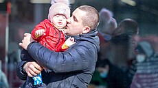 Ukrajin�tí uprchlíci �ekají v dlouhé front� p�ed plze�ským centrem pomoci...