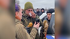 Ruský voják se vzdal Ukrajincům. Ti mu dali čaj a spojili ho s rodinou | na serveru Lidovky.cz | aktuální zprávy