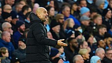 Pep Guardiola, trenér fotbalist Manchesteru City, gestikuluje bhem mstského...