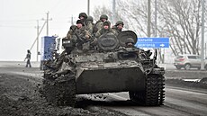 Ruští vojáci s bojovým vozidlem jedou po silnici v Bělgorodské oblasti v Rusku,...