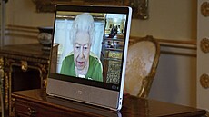 Královna Albta II. bhem první virtuální audience po pekonání covidu (Londýn...