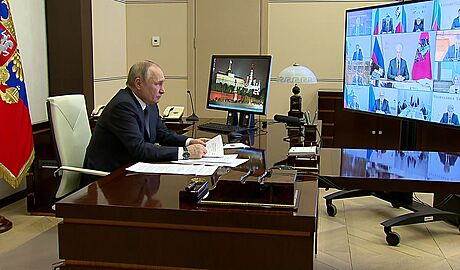 Ruský prezident Vladimir Putin bhem videokonference o monostech...