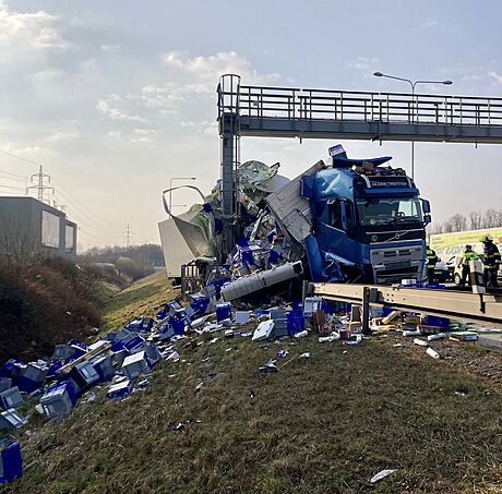 Kamion na Praském okruhu naboural do mýtné brány. (18. bezna 2022)