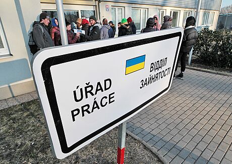 Fronta ukrajinských uprchlík u karlovarského úadu práce (10. bezna 2022)