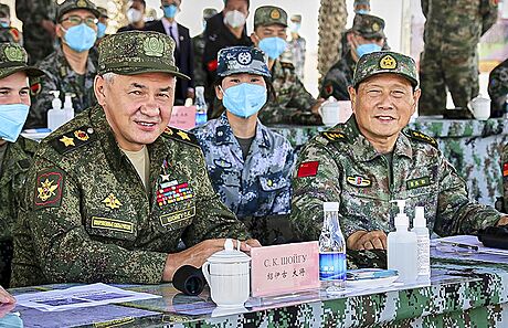 Ruský ministr obrany Sergej ojgu a ínský ministr obrany Wei Fenghe sledují...