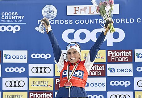 Therese Johaugová slaví vítzství v závod na 10 km voln ve Falunu.