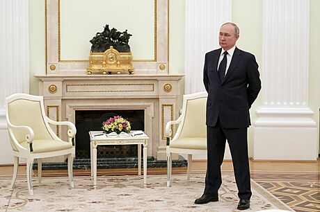 Ruský prezident Vladimir Putin stojí a eká na bloruského prezidenta Alexandra...