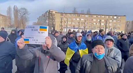 Obyvatelé ruskými okupaními silami ovládaného Melitopolu protestují proti...