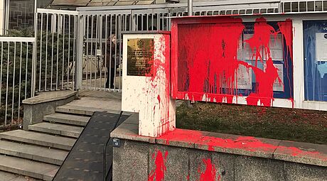 Budovu ruského velvyslanectví v Praze nkdo potísnil rudou barvou. (18. bezna...