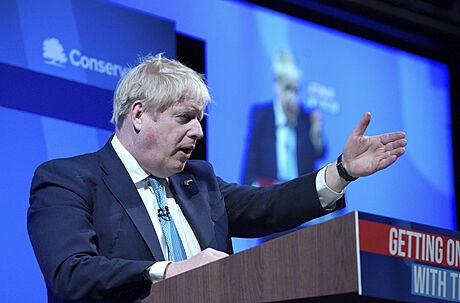 Britský premiér Boris Johnson má projev ped zástupci Konzervativní strany....