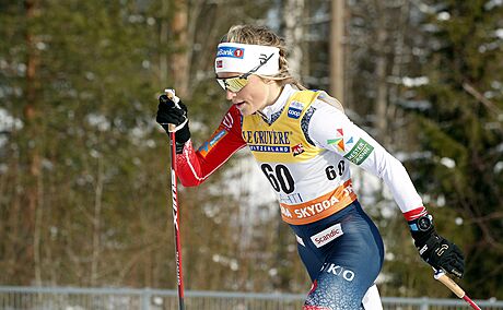 Therese Johaugová na trati klasické desítky v Lahti
