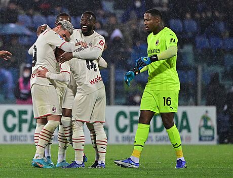 Fotbalisté AC Milán se v Cagliari radují z gólu Ismaela Binnásira (. 4).