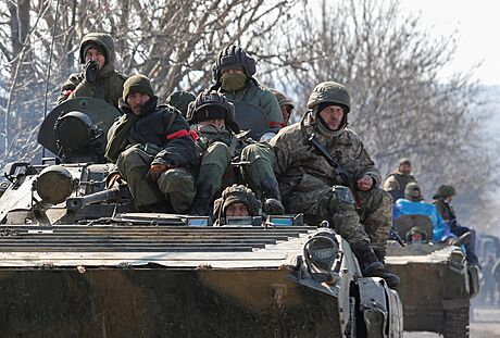 Vojáci obrnného konvoje proruských jednotek u separatisty ovládaného msta...
