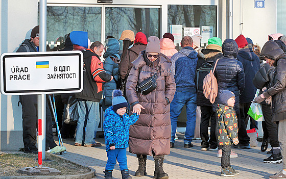 Fronta ukrajinských uprchlík u karlovarského úadu práce ped jeho otevením,...