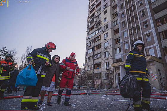 Záchranái pomáhají en s evakuací z obytného domu v Kyjev, který byl...