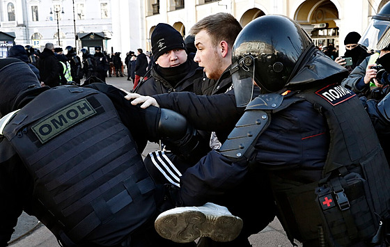Ruská policie v Petrohrad zatýká úastníky protestu proti invazi na Ukrajin....