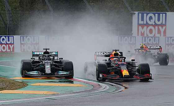 Max Verstappen z Red Bullu (vpravo) jede ped Lewisem Hamiltonem z Mercedesu.