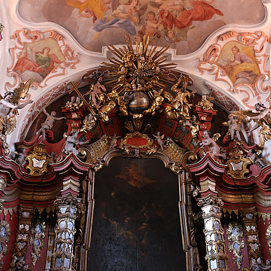 Interiér barokního kostela sv. Václava v Novém Sedle na Lounsku.