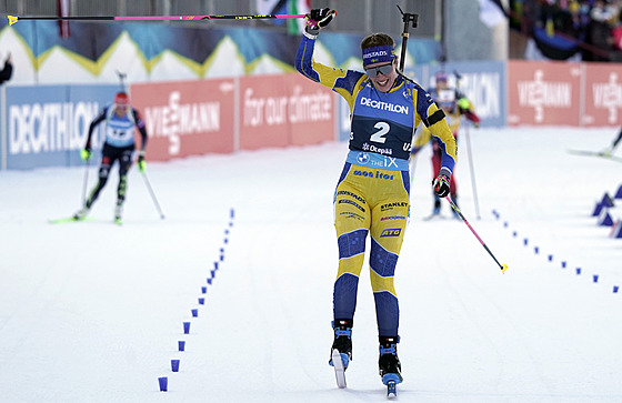 Elvira Öbergová vítzí v závod s hromadným startem v Otepää.