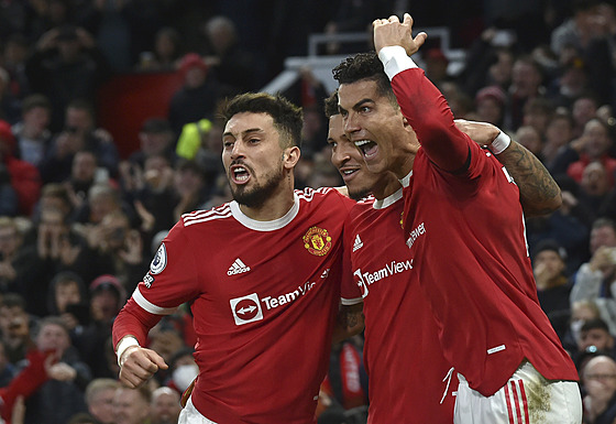 Fotbalisté Manchesteru United se radují z gólu, který vstelil Cristiano...