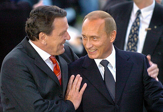 Tehdejí nmecký kanclé Gerhard Schröder a ruský prezident Vladimir Putin v...