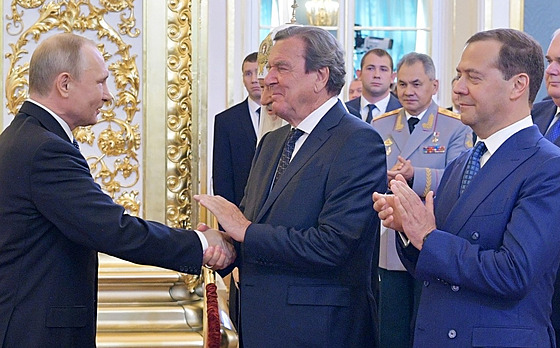 Bývalý německý kancléř Gerhard Schröder a ruský prezident Vladimir Putin na...