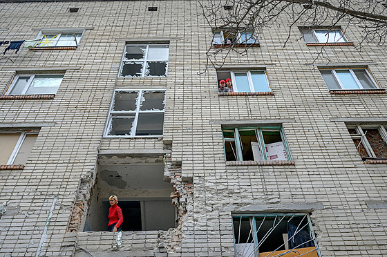 Ukrajinka vyhlíí z poniené budovy, která byla zasaena ruským minometem v...